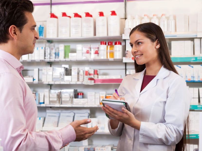 Apotheker oder Apothekerin bei der Arzneimittelberatung in der Offizin