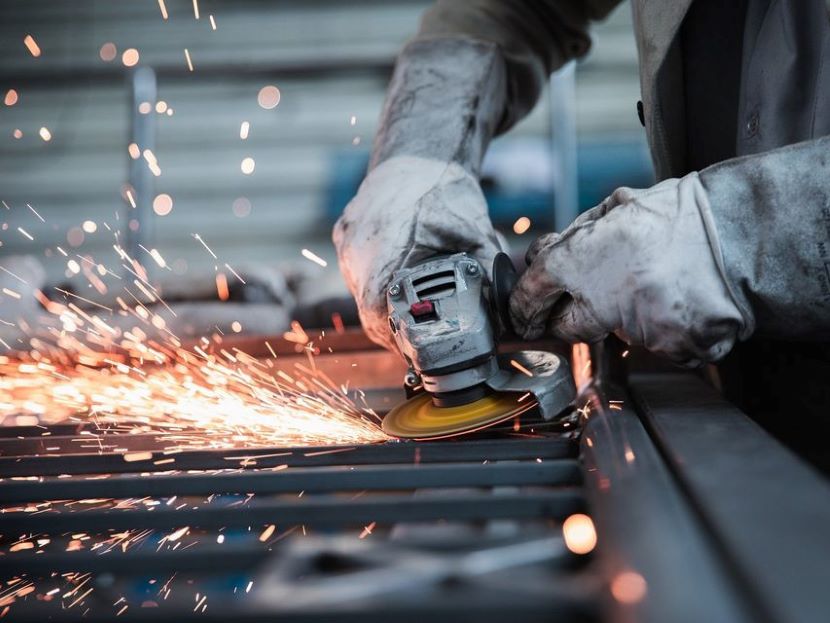 Metallbauer / Metallbauerin bei der Arbeit in der Konstruktionstechnik mit Stahlkonstruktion