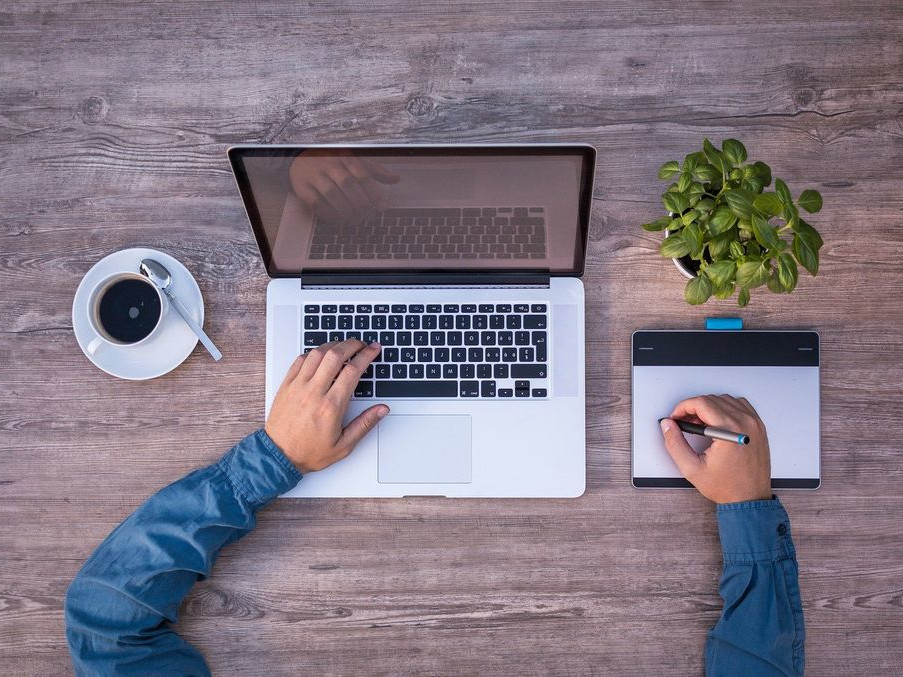 Webdesigner / Webdesignerin arbeitet am Bildschirm an einem Webseitenentwurf